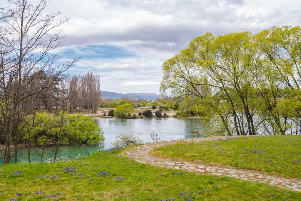 Wanaka Stone Cottage - Wanaka Holiday Home מראה חיצוני תמונה