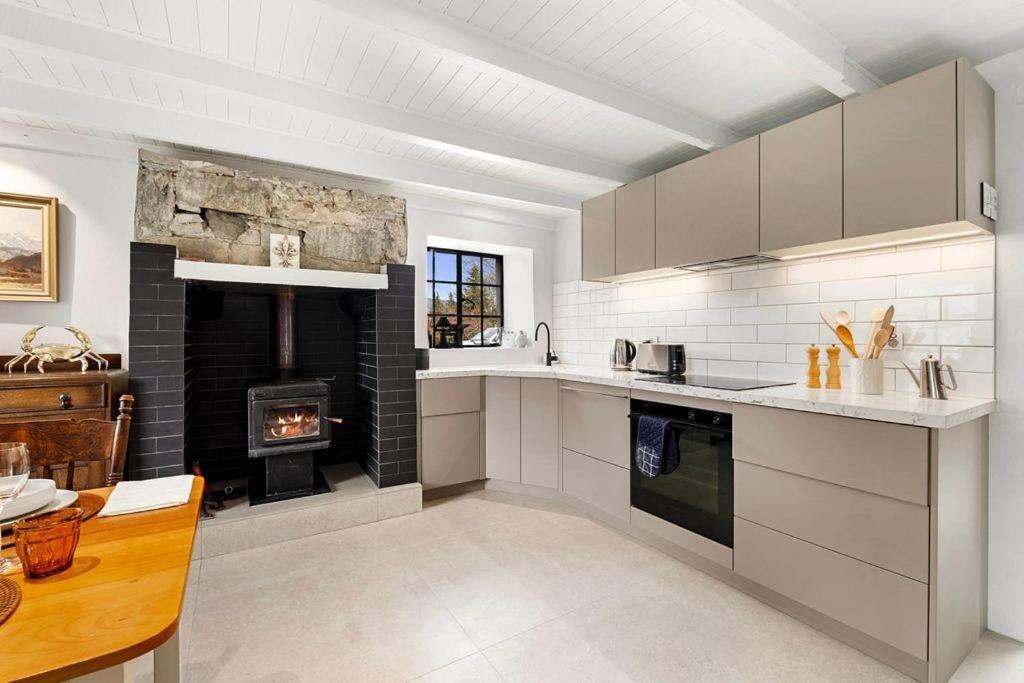 Wanaka Stone Cottage - Wanaka Holiday Home מראה חיצוני תמונה
